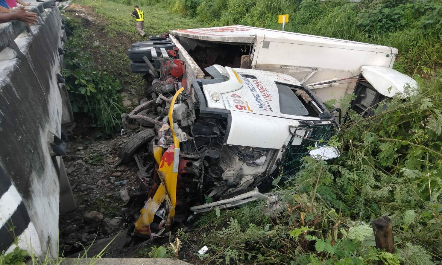 Грузовик упал в овраг в Лампанге, водитель ранен
