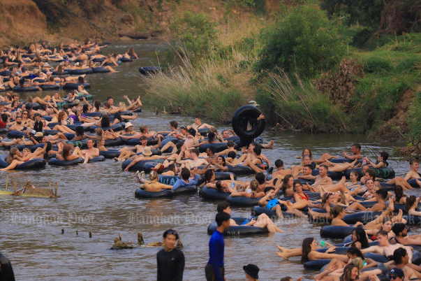 Губернатор Мэй Хонг Сон избивает пьяных туристов клубнями в Пай