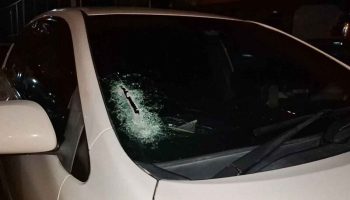 Женщина пострадала от летящей стальной пластины на скоростной автомагистрали Самут Пракан