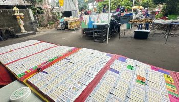 Жители Чиангмая борются за счастливые лотерейные номера