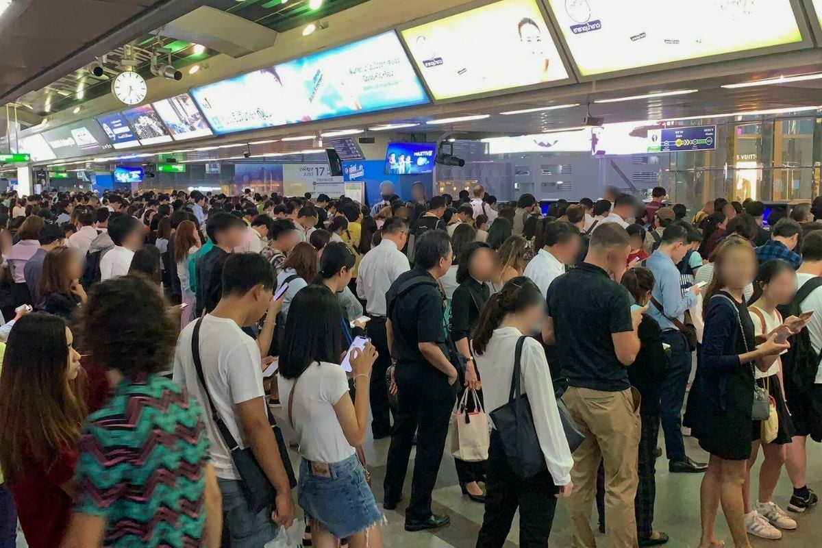 Иностранец и тайка горячо поссорились на BTS (видео)