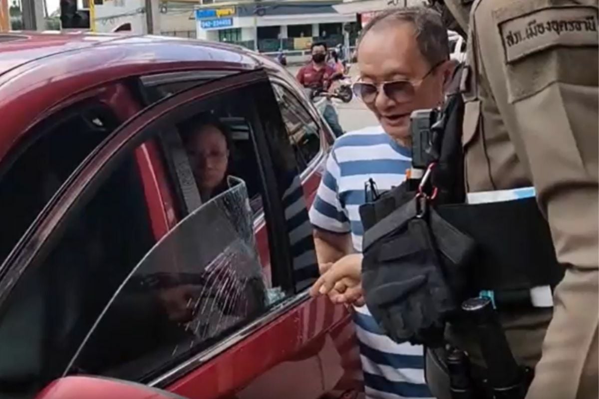 Иностранец разбил окно машины и попытался напасть на лаосца