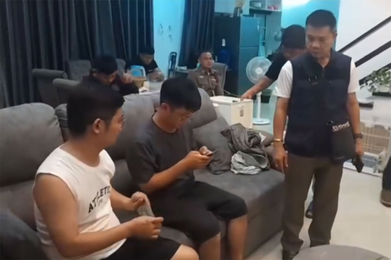 Китайские мужчины бегут в Гонконг после вторжения в дом Чонбури