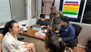 Китаянку допросили из-за гигантской рекламы паспорта