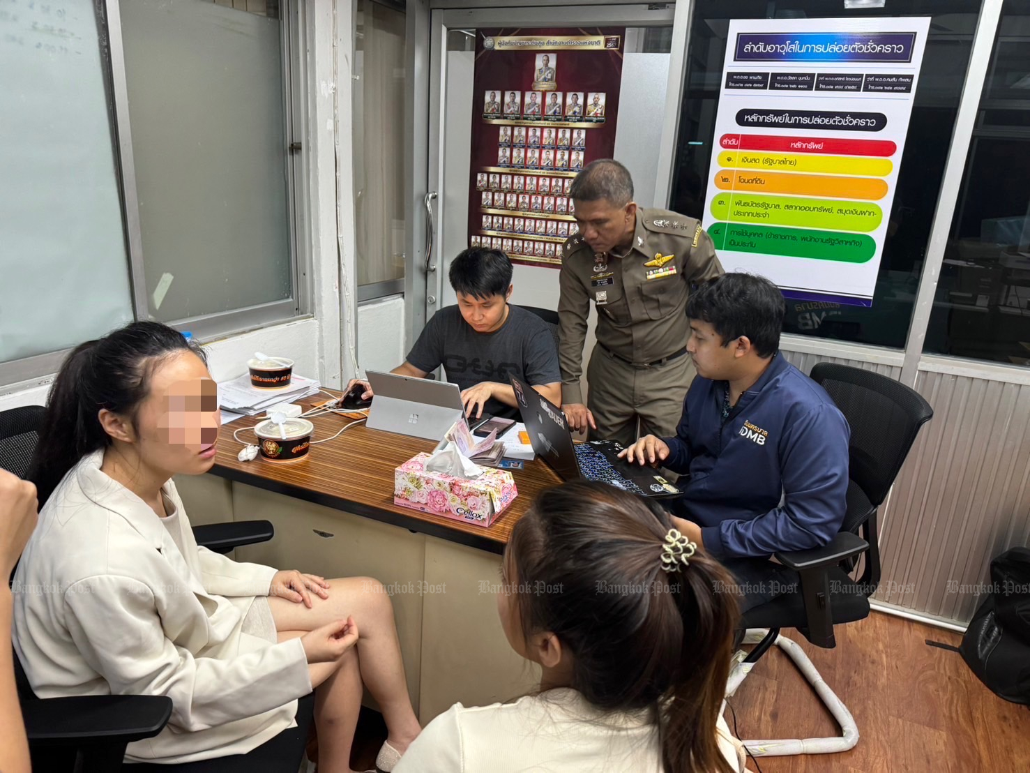 Китаянку допросили из-за гигантской рекламы паспорта