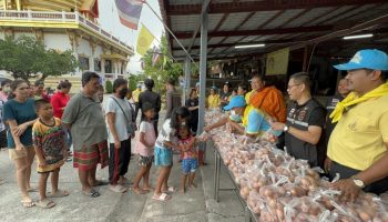 Королевские волонтеры раздают 10 000 вареных яиц храму Чонбури