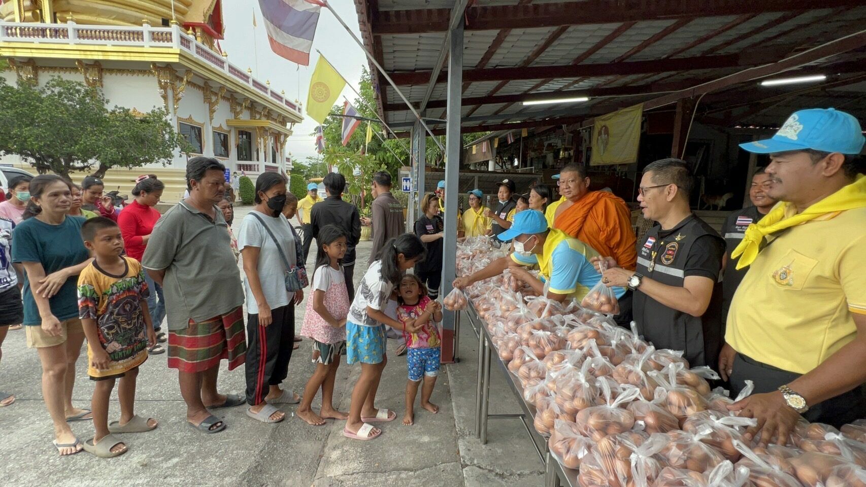 Королевские волонтеры раздают 10 000 вареных яиц храму Чонбури