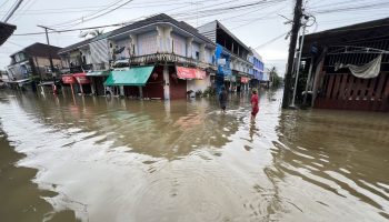 Крупное наводнение в Трате, дождь все еще идет