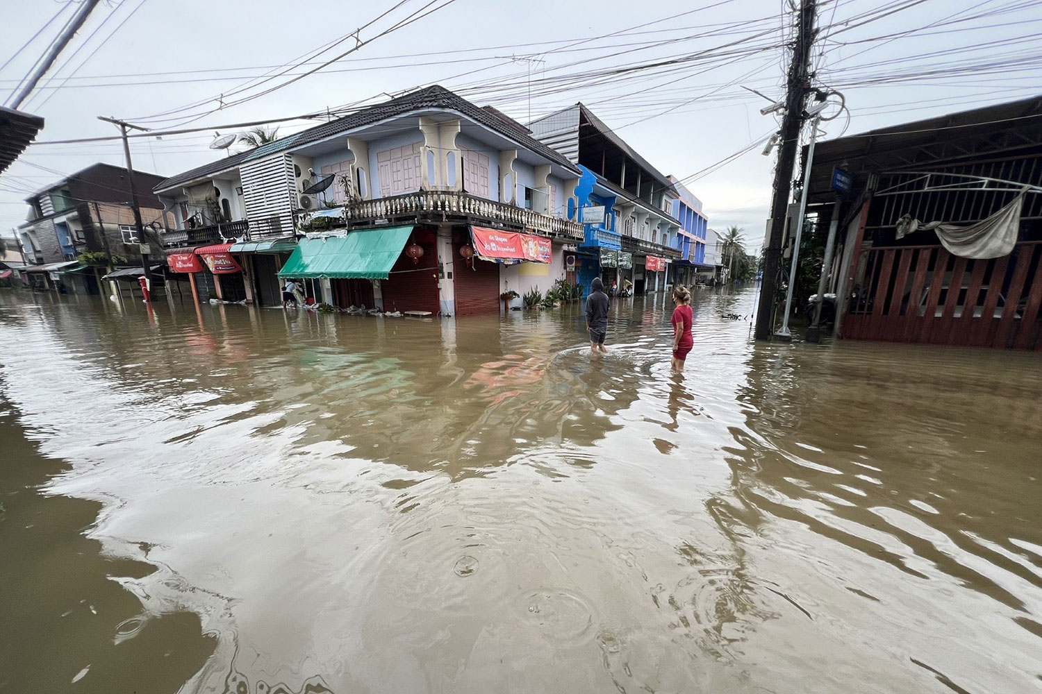 Крупное наводнение в Трате, дождь все еще идет