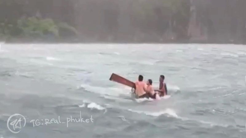 Лонгтейл с туристами перевернулся в районе Пхи-Пхи