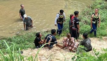 Мальчик тонет в канале Хатъяй, несмотря на усилия спасателей