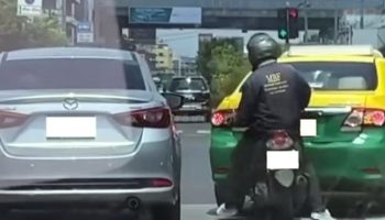 Мотоциклист врезался в такси после дорожно-транспортного происшествия (видео)