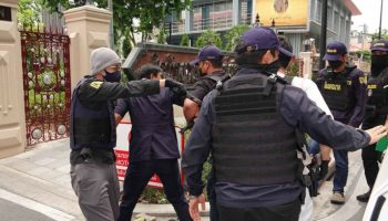 Мужчина задержан за кражу столетних королевских фотографий во время пожара в доме