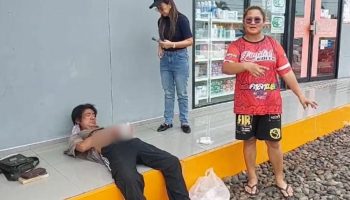 Мужчина из Таиланда прошел 4 км пешком в поисках помощи после того, как бездомный нанес ему ножевое ранение