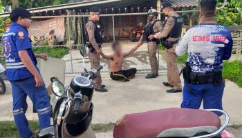 Мужчина, употребляющий наркотики в Пхаяо, нападает на жену и запирает детей