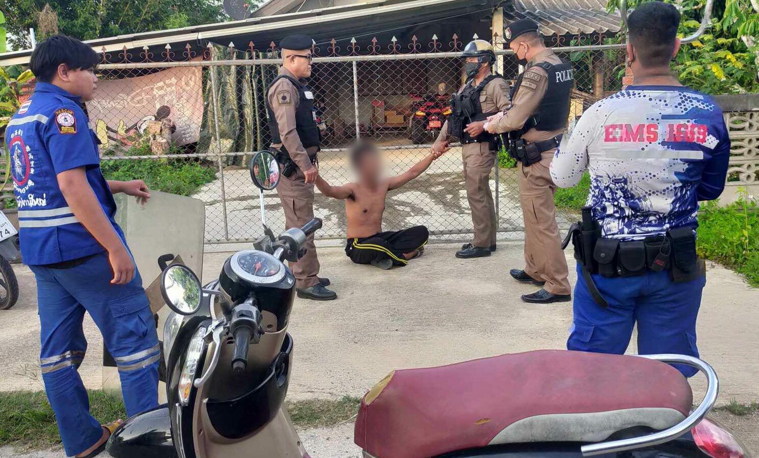 Мужчина, употребляющий наркотики в Пхаяо, нападает на жену и запирает детей