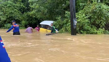 Мужчина чудом избежал смерти, когда паводковая вода залила автомобиль в Трат