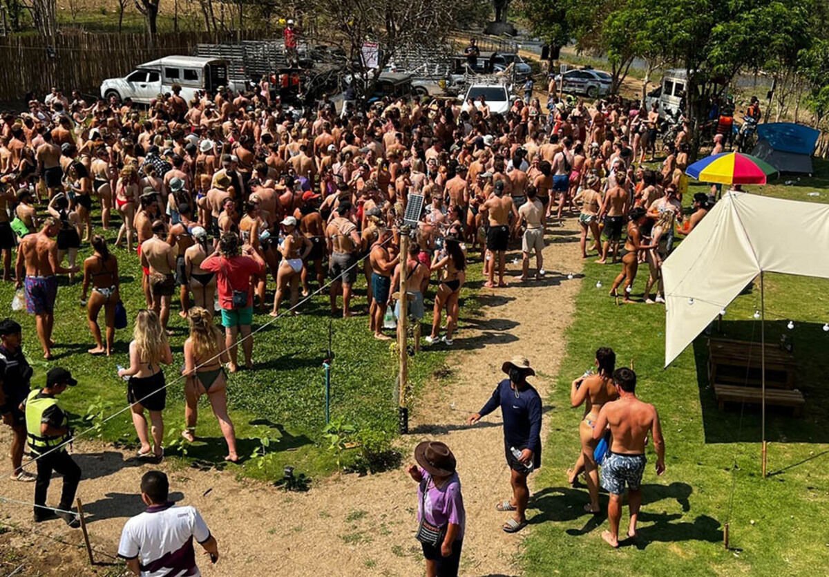 Мэй Хонг Сон борется с неподобающим поведением туристов