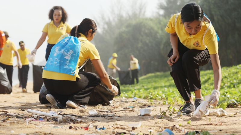 На пляжном субботнике у аэропорта собрали 736 кг мусора