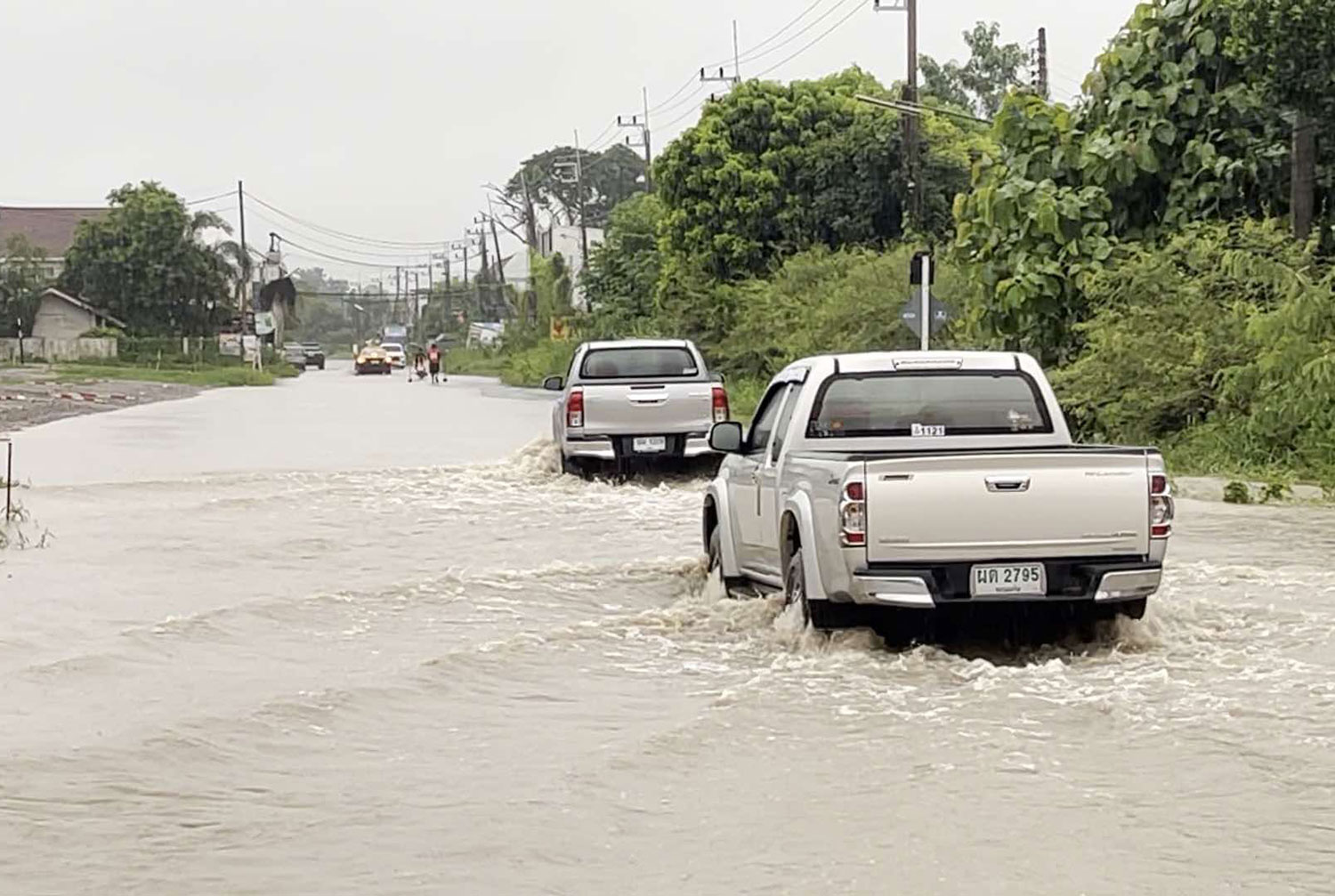 На снимках, сделанных со спутника, видно, что наводнения охватили 5 провинций