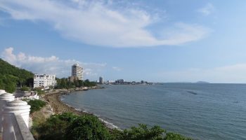 Неприятная ситуация: на пляже Банг Саен поймали мужчину, нюхающего клей