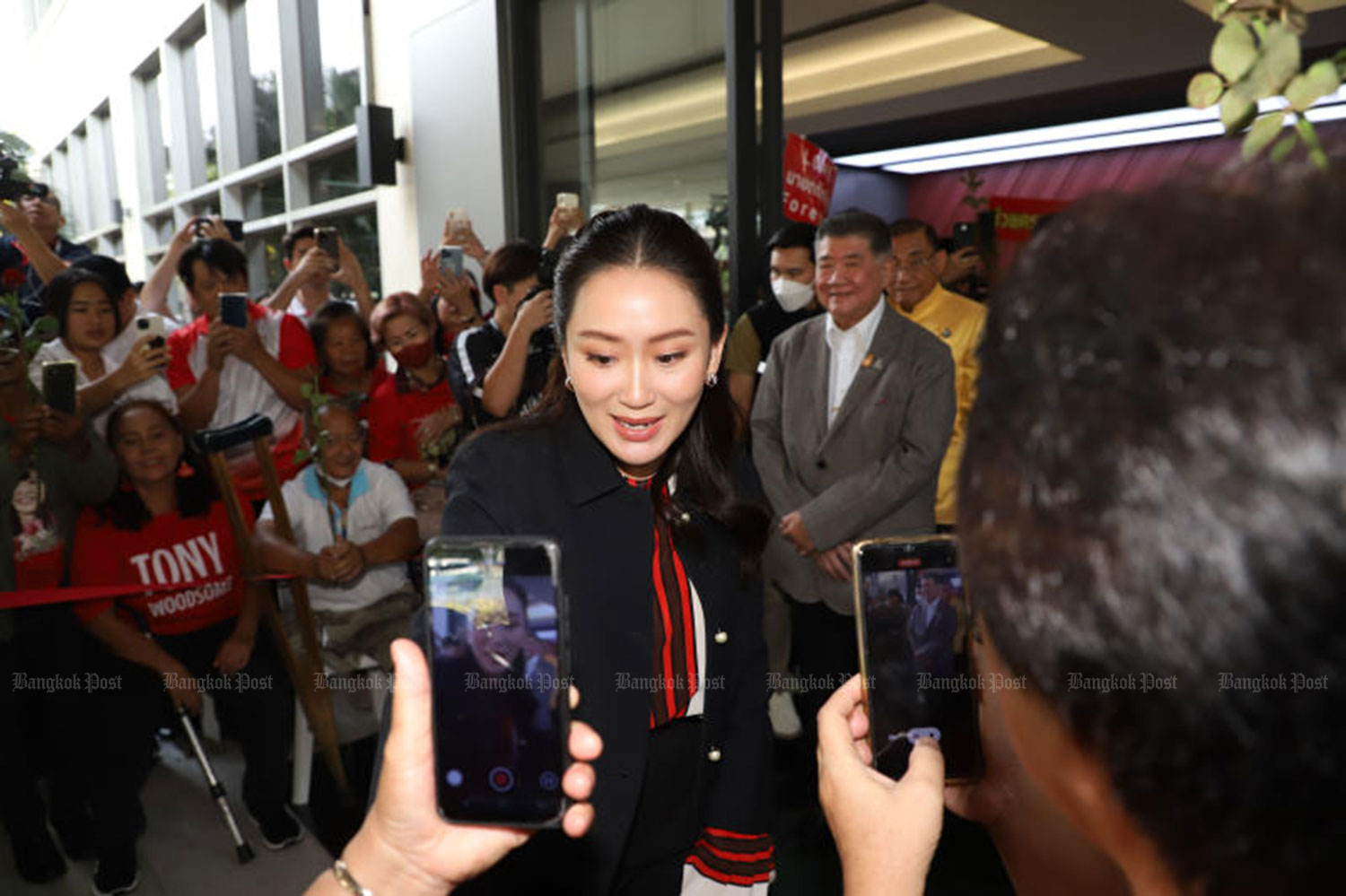 Паэтонгтарн проясняет ситуацию, поскольку депутат уходит в отставку