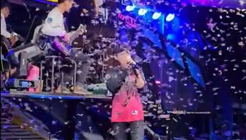 Певец храбро выступает среди роя термитов