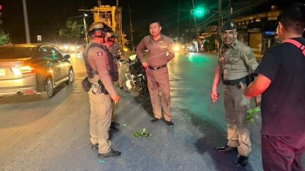 Подростки на мотоциклах открыли стрельбу возле полицейского участка в Яле, ранив девушку