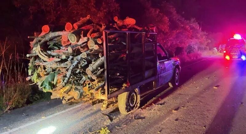 Подросток погиб в результате столкновения мотоцикла со сломавшимся лесовозом