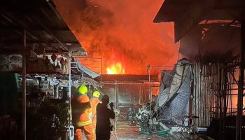 Пожар бушует в Карон Плаза на Пхукете