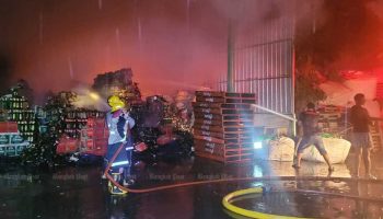 Пожар уничтожил склад вторичной переработки отходов в Самут-Пракане