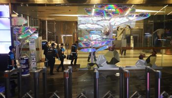 Полиция ‘нарушила права подростка, стрелявшего в торговом центре’