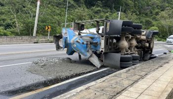 Полиция предполагает отказ тормозов у перевернувшейся в Камале бетономешалки