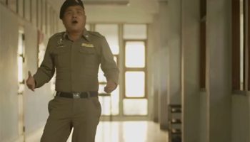 Поющий коп, коллега по полиции, обвиняемый в вымогательстве