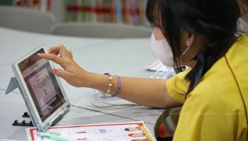 Правительство "взяло на себя обязательство" разработать план использования планшетов для студентов