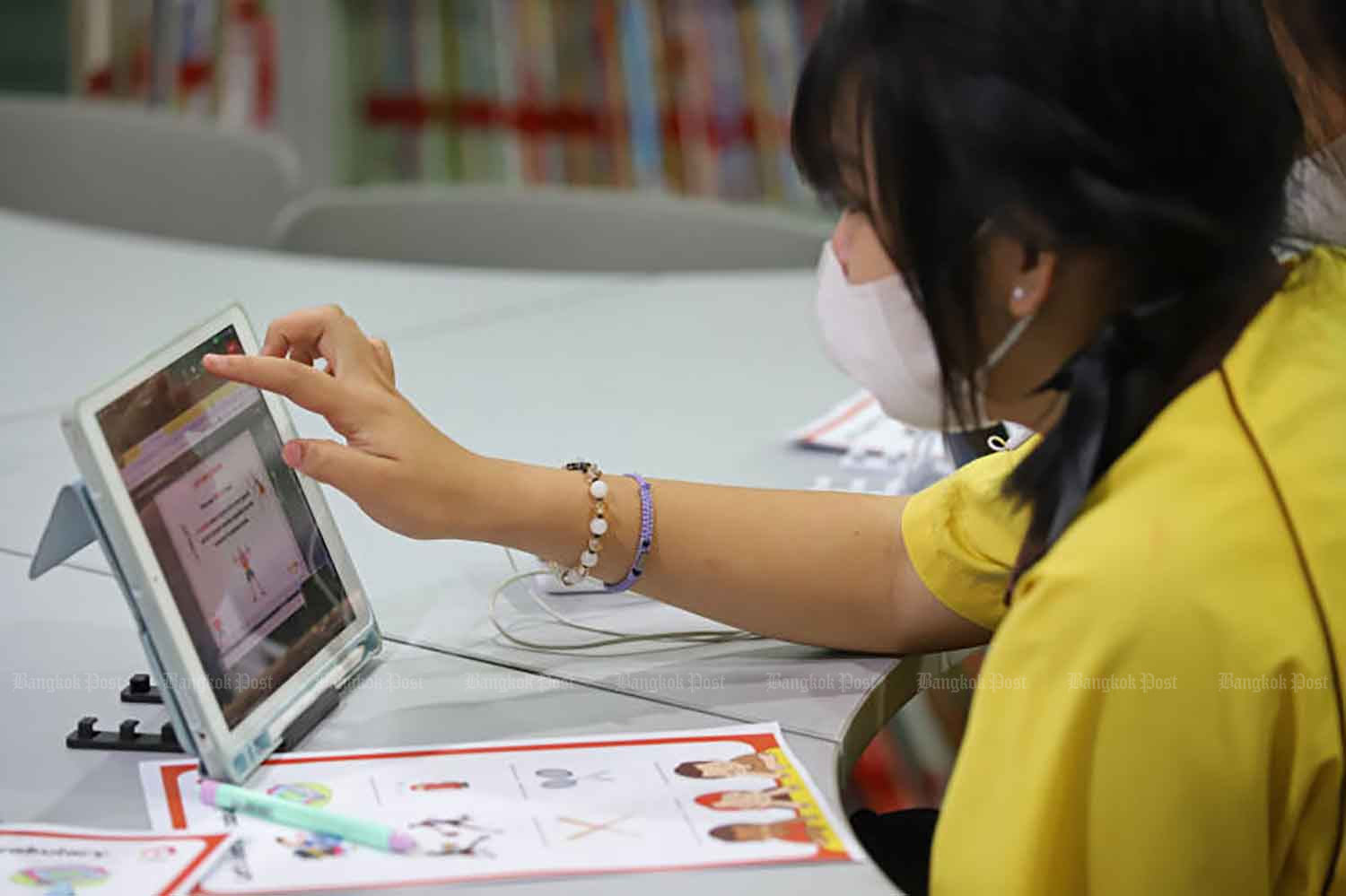 Правительство "взяло на себя обязательство" разработать план использования планшетов для студентов