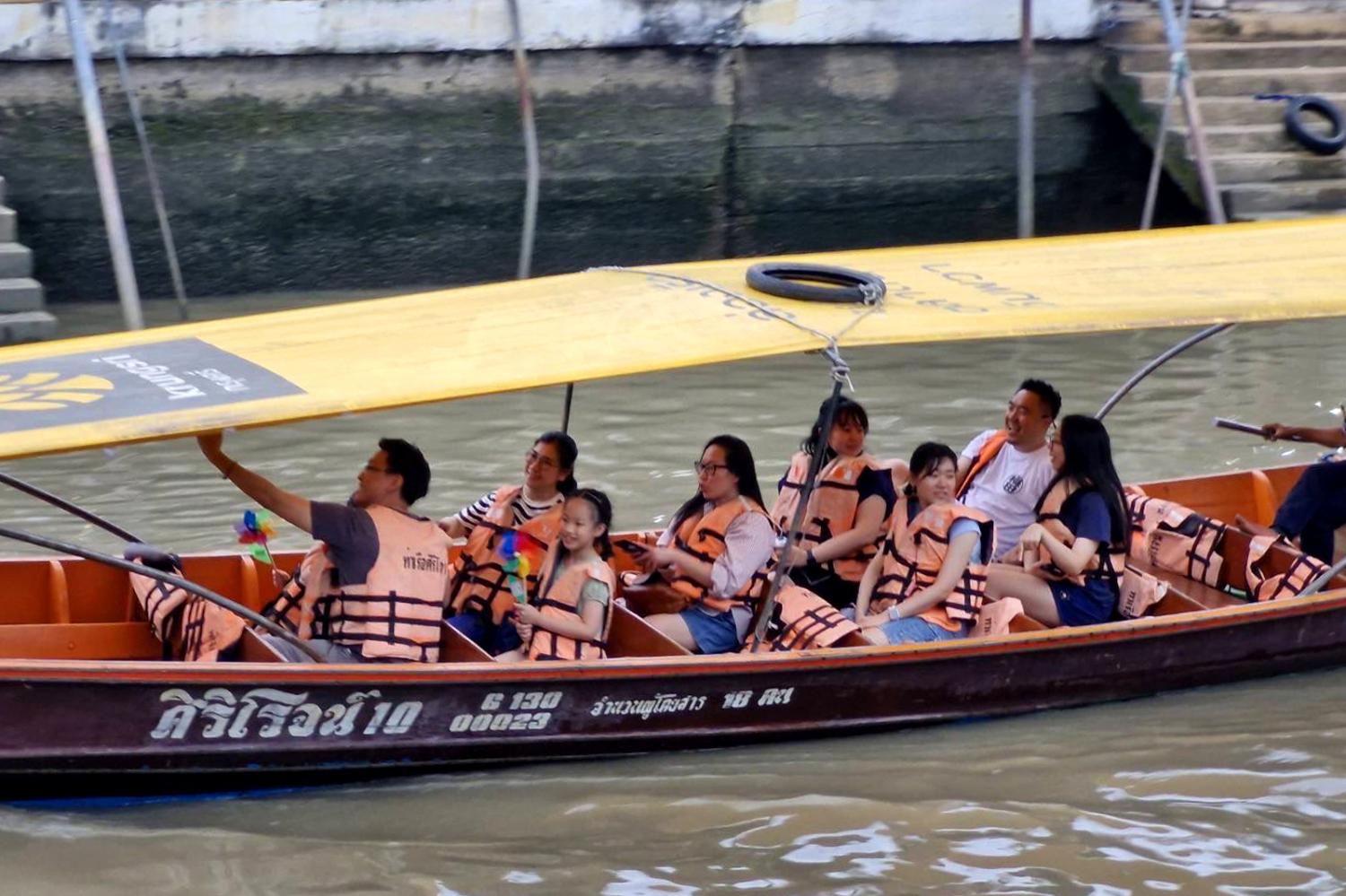 Правительство запрещает туристам покидать достопримечательности