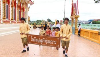 Празднование буддийского великого поста в Паттайе с традиционным шествием со свечами
