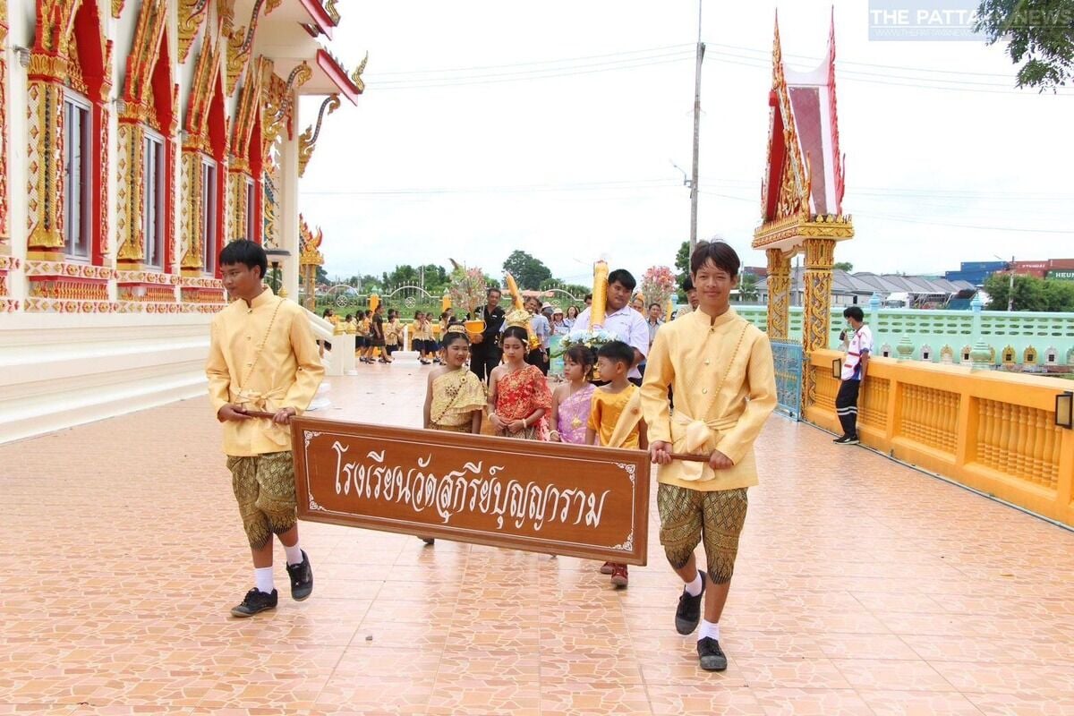 Празднование буддийского великого поста в Паттайе с традиционным шествием со свечами