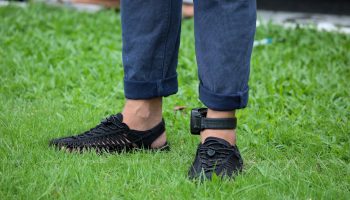 Предлагается использовать наручники на лодыжках для домашнего содержания под стражей по политическим делам