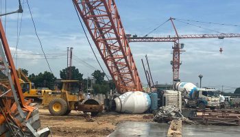 При обрушении крана погибли 2 человека и 7 получили ранения