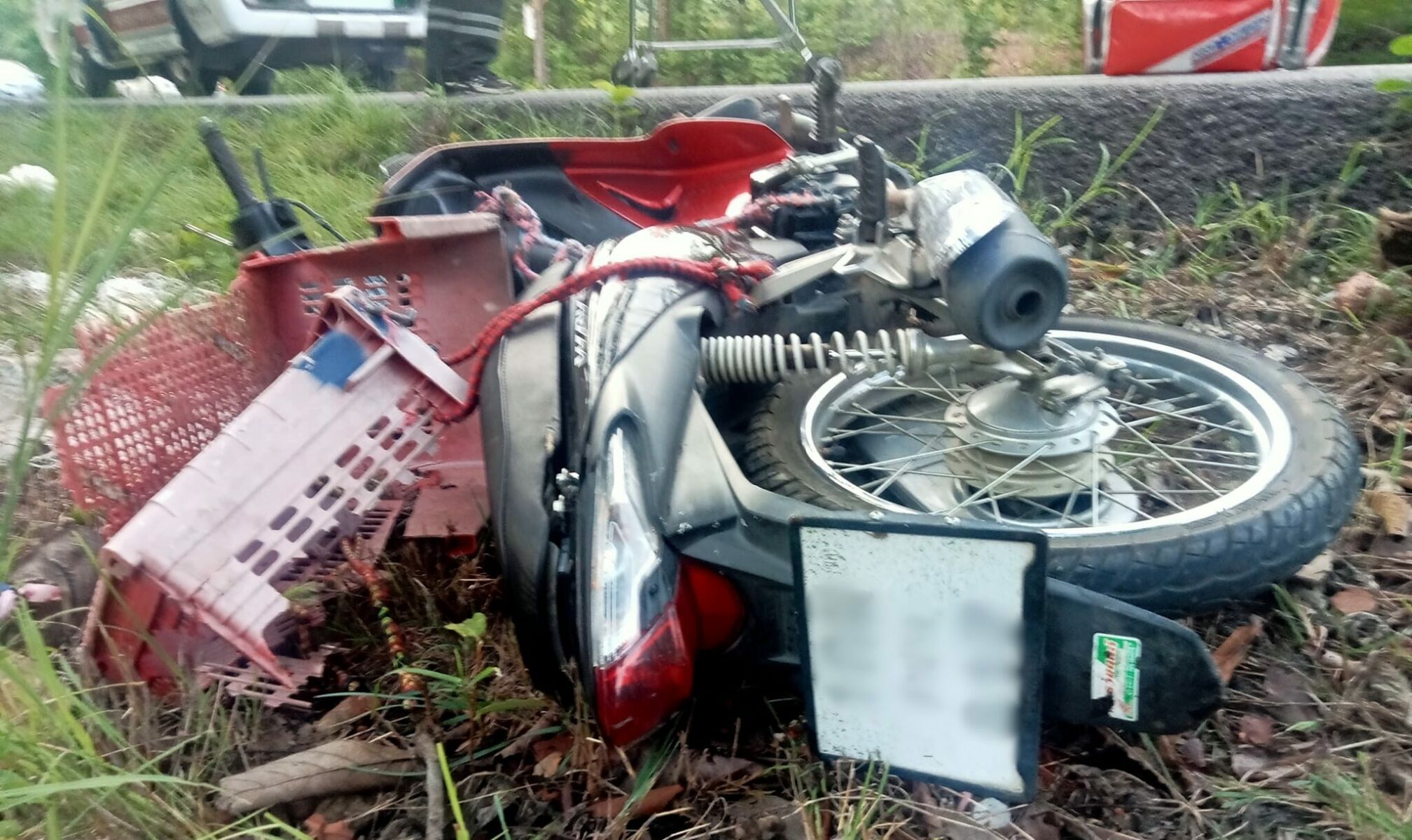 Продавец лапши пострадал в результате аварии на мотоцикле в Лампанге