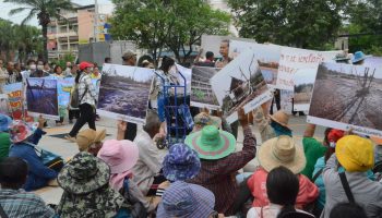 Протестующие против калийных удобрений приветствуют передвижной кабинет