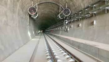 Пыль закрыла самый длинный железнодорожный туннель сразу после открытия