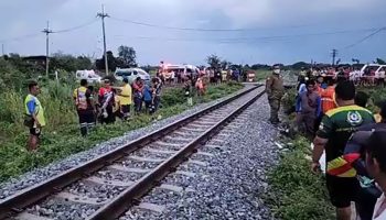 Пятеро погибли, когда поезд врезался в пикап на переезде