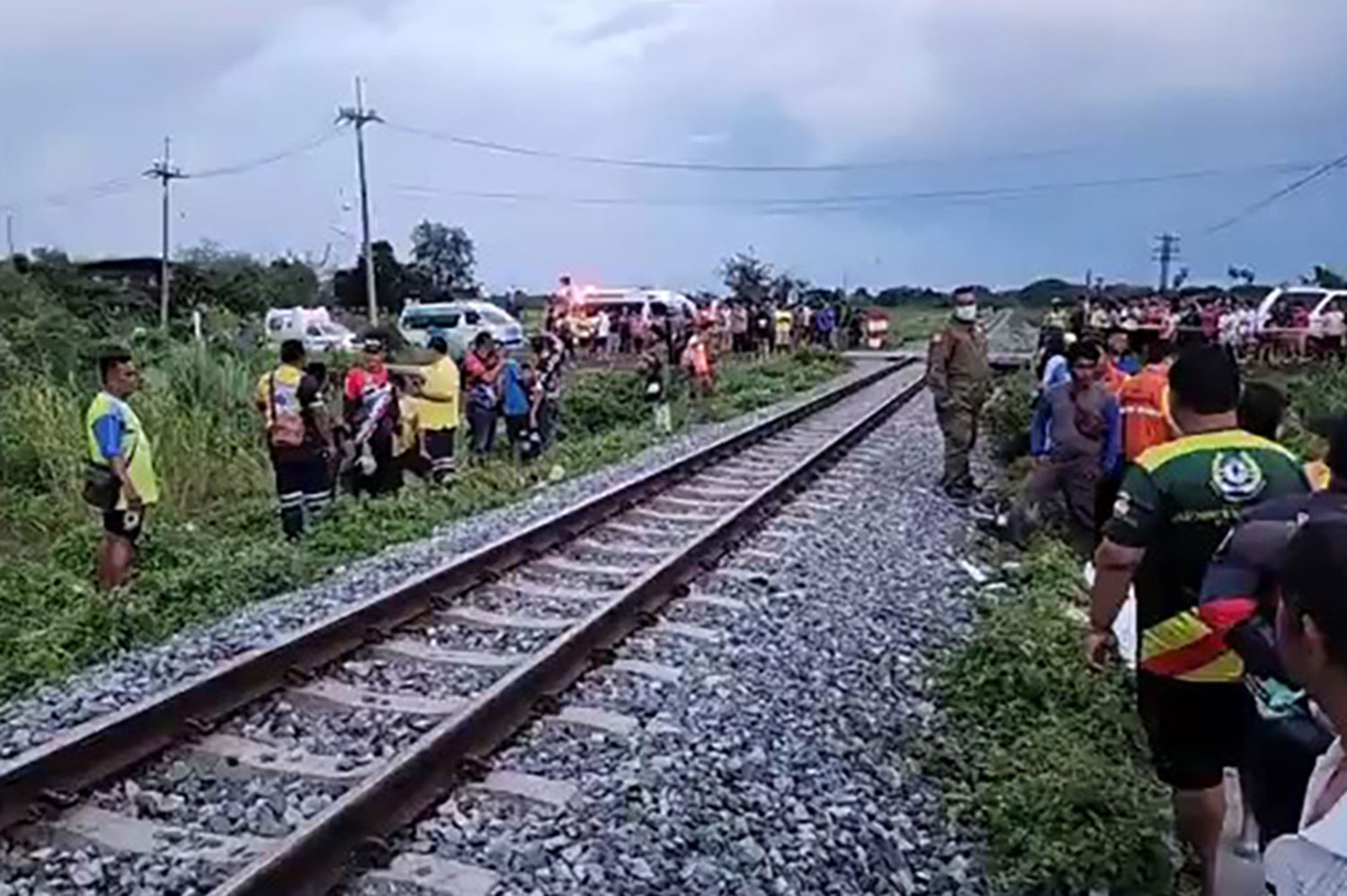 Пятеро погибли, когда поезд врезался в пикап на переезде