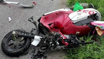 Рабочий завода погиб в трагическом столкновении мотоцикла с грузовиком на дороге в Азию