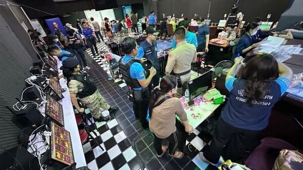 Разгон в Бангкоке: пятеро полицейских сбежали, когда было обнаружено игорное заведение