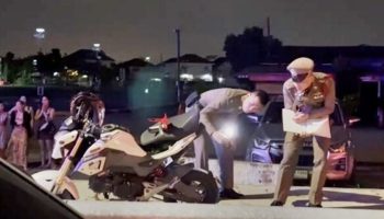 Сборщик платы за проезд в автобусе погиб в результате трагической аварии на мотоцикле в Бангкоке