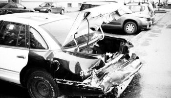 Семейная пара погибла в автокатастрофе в Чонбури, дети получили ранения